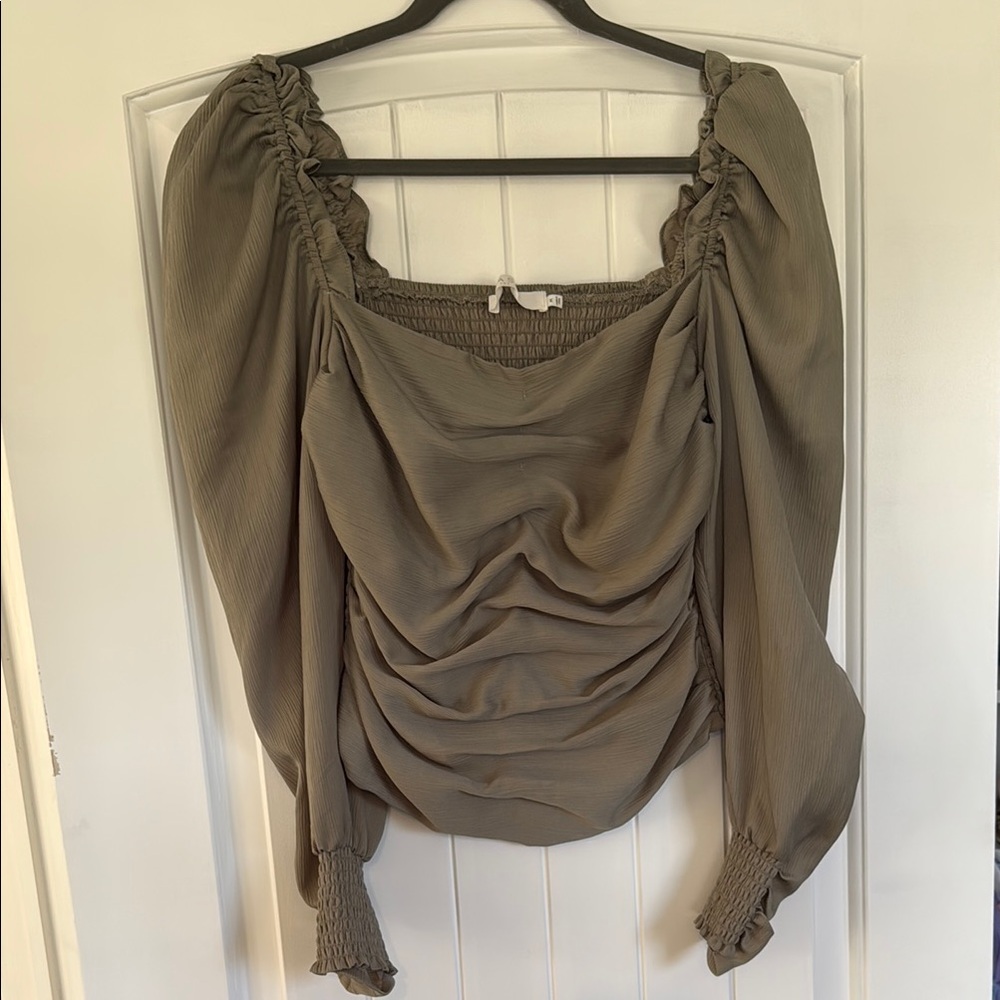 ASTR the Label woman’s ruched Olive Green Top